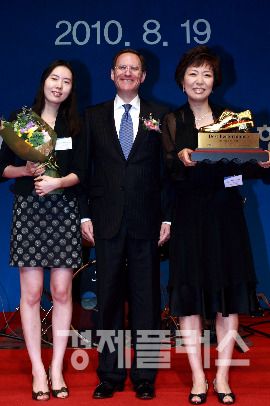 외환은행이 19일 오후 신라호텔에서 가진‘2010년 상반기 성과평가 시상식’에서 래리 클레인 은행장(가운데)이 개인부문 최우수영업점으로 선정된 신사동지점 직원들을 축하해 주고 있다.