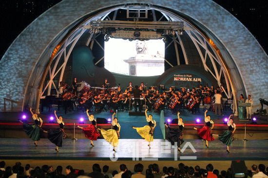 사진:대한항공이 지난 21일 서울 여의도 한강공원 플로팅 스테이지에서 무료 개최한 ‘클래식과 함께하는 동유럽 여행' 콘서트 현장.