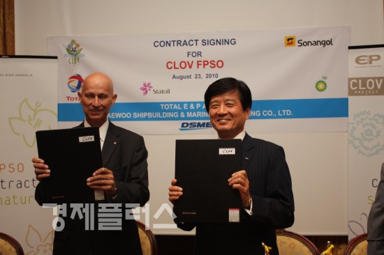 대우조선해양 남상태 사장(오른쪽)과 토탈사 필립 샤롱(왼쪽) 사장이 2조원이 넘는 FPSO 건조 계약서에 서명한 뒤 계약서를 들어보이고 있다.