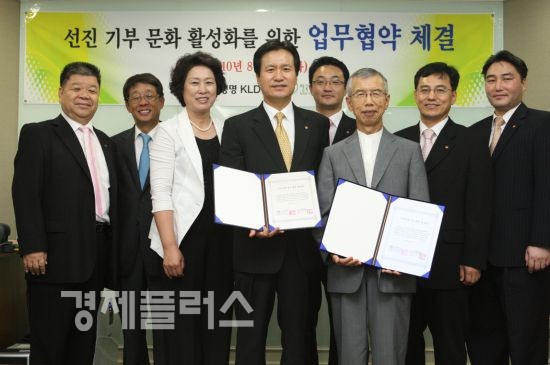 대한생명 김관영(왼쪽 네번째)전략채널본부장은 지난 31일 이만영 한국장애인부모회장(오른쪽 세번째)과 기부보험 협약식을 가졌다. 기부보험은 종신보험 또는 정기보험의 수익자를 한국장애인부모회로 지정해 피보험자가 사망시 사망보험금의 일부 또는 전부를 해당 한국장애인부모회에 전달한다. 한국장애인부모회는 이를 재원으로 장애인을 위한 여러 후원 활동을 펼치게 된다.