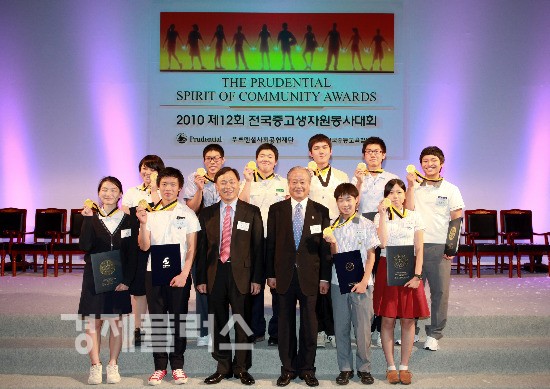 푸르덴셜사회공헌재단은 9월 6, 7일 양일간 신라호텔에서 제12회 전국중고생자원봉사대회를 개최했다. 12회 대회 금상 수상자 전체 및 푸르덴셜사회공헌재단 정진호 이사장(좌), 중등교육협의회 남기석 회장(우)