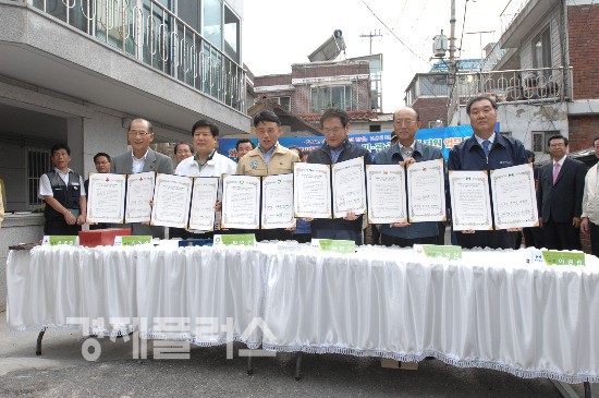한국화재보험협회는 지난 8일 '민․관 공동협력 지원 업무 협약식'을 가진 후 화재안전 캠페인을 실시했다. 왼쪽부터 윤병철 사회복지공동모금회장, 임인배 한국전기안전공사 사장, 박연수 소방방재청장, 박환규 한국가스안전공사 사장, 고영선 한국화재보험협회 이사장, 이종승 한국일보 사장
