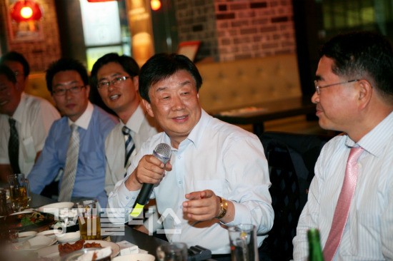 동부화재 김정남 사장이 지난 8일 동부 기네스 보유자들과 함께 호프데이를 열고 기록 달성 축하를 하고 있다.