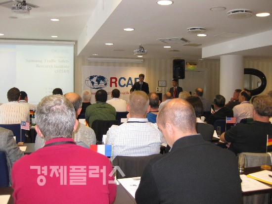 교통안전문화연구소 홍승준 박사가 지난 13일 노르웨이 오슬로 2010년 RCAR 총회에서 19개국 24개 기술연구소 소장 대상으로 RACR 가입을 위한 발표를 하고 있다.