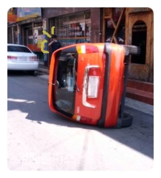 시동 걸다 뒤집기 한판. 차량 전복 사진.