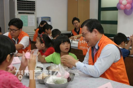 한화손해보험 권처신 사장(사진 가운데)은 16일 오후 서울 녹번동에 위치한 한 사회복지관을 찾아 이곳에서 생활하는 다문화 및 저소득가정 아동들과 함께 송편 만들기, 전통놀이, 전통예절 배우기 등의 봉사활동을 벌였다.