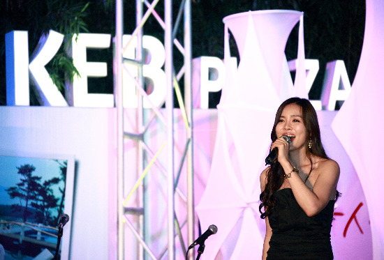 외환은행은 17일 저녁7시 을지로 본점 잔디광장에서 시민과 고객들을 대상으로 다가오는 한가위를 풍성하게 맞이하기를 기원하는 의미에서 금관 5중주단 스피릿 앙상블, 팝페라가수 겸 뮤지컬 배우인 이은혜와 정현철 그리고 카르테 오페라단이 함께하는 ‘마이 드림 파트너 콘서트’ 를 개최했다.