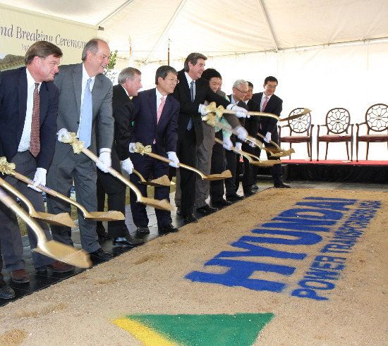 지난 17일(현지시간) 美 앨라배마주 몽고메리시에서 열린 현대중공업 미국 변압기 공장 기공식에서 이재성 사장(왼쪽 4번째), 밥 라일리 앨라배마 주지사(왼쪽 5번째) 등이 첫 삽을 뜨고 있다.