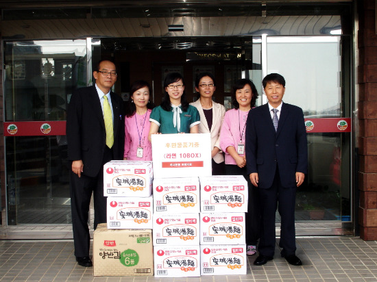 하나은행, 영업점 주변의 소외된 이웃에게 추석선물 전달