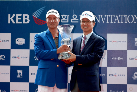 2010 '한중투어 KEB 외환은행 인비테이셔널2차 대회' 우승컵을 차지한 황인춘 선수가 외환은행의 장명기 수석부행장(오른쪽)과 기념촬영을 하고 있다.