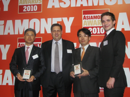 외환은행 김재웅 본부장(왼쪽)이 29일 홍콩 포시즌즈 호텔에서 열린 세계 글로벌경제 전문지인 아시아머니지 주최 시상식에서 ‘한국내 최우수 외국환은행’ 및 ‘한국내 최우수 캐쉬 매니지먼트 은행’상 을 수상한 뒤 리처드 모로우 아시아머니지 편집장과 기념촬영을 하고 있다.