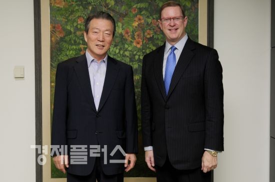 삼성생명 이수창 사장(왼쪽)이 2013년 IIS 연차총회와 글로벌 생보시장 현안 등에 대해 의견을 나누기 위해 본사를 방문한 국제보험학회(IIS, International Insurance Society) 마이클 모리세이 회장과 만났다.