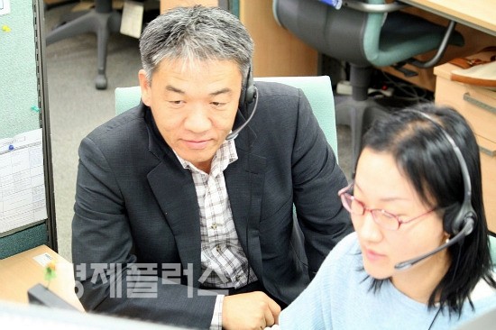 AXA손해보험의 1:1 보상 상담 서비스를 체험하고 있는 고객.