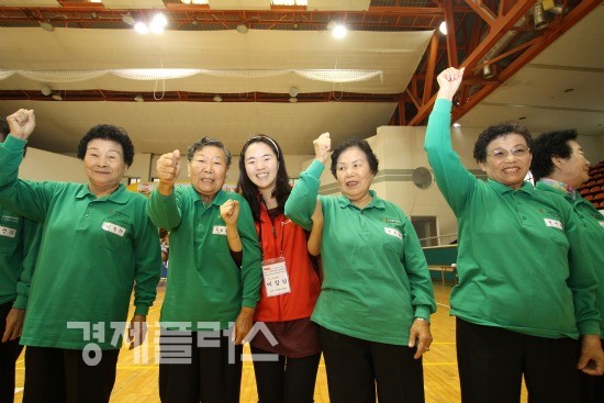 ‘2010 실버운동회’에 참가한 PCA생명자원봉사자와 노인참여나눔터 어르신들이 승리를 기원하는 구호를 외치고 있다.