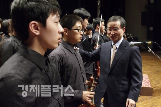 삼성화재 지대섭사장이 ‘2010 장애청소년 음악회’에 참석해 연주를 맡은 학생들을 격려하는 모습.