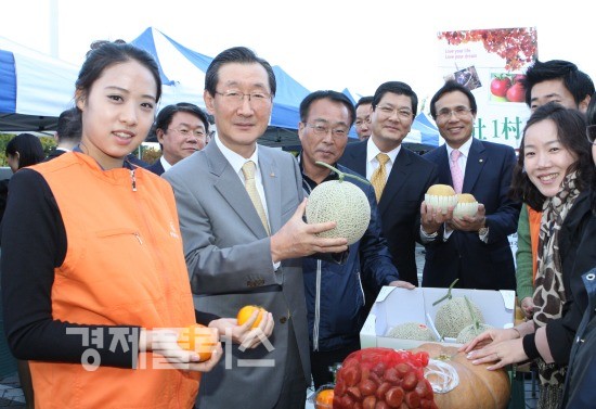 대한생명은 15일 여의도 63빌딩에서 농산물 직거래 장터를 열었다. 신은철 부회장(왼쪽 두번째)과 임직원들이 메론, 감, 호박 등 농산물을 고르고 있다.