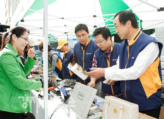 현대해상은 지난 15일 광화문 본사 사옥을 비롯 전국 4곳의 사옥 앞에서 '아름다운가게와 함께하는 2010 사랑나눔장터’를 개최했다. 현대해상 서태창 대표가 직접 판매원으로 나서 고객에게 물건을 판매하고 있다.
