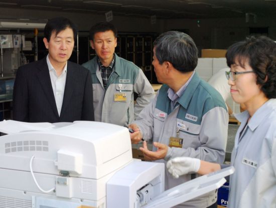 ▲ 최지성 대표이사가 협력사 현장에 밀착된 지원책 검토를 위해 18일 삼진엘엔디를 방문해 삼진엘엔디 이경재 대표이사로부터 삼성전자 프린터용 부품 생산 공정개선에 대한 설명을 듣고 있다. (왼쪽에서 첫번째 삼성전자 최지성 대표이사, 3번째 삼진엘엔디 이경재 대표이사