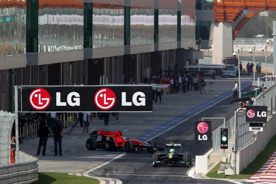 ▲22~24일 전남 영암에서 열리는 ‘F1™ 코리아그랑프리’에서 주행을 하고 있는 F1 경주용 차들.