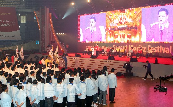 지난 2일 잠실 실내체육관에서 열린 2010 스마트 메리츠 페스티벌에서 메리츠화재 원명수 부회장이 4천여 임직원들에게 환영사를 하고 있는 모습.