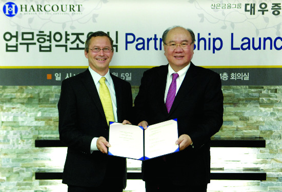 대우증권 임기영 사장(오른쪽)과 하코트인베스트먼트컨설팅 스테판 프리츠 사장(왼쪽)이 5일(화) 서울 여의도 대우증권 본사에서 전략적 파트너십을 위한 업무협약 조인서에 서명하고 악수하는 모습