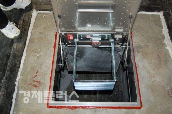 [가열전 피난구 내부모습] 시험 전 피난 사다리가 보이는 피난 구 내부 모습.