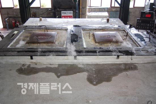 [가열후 시험체 모습] 1시간 동안 가열 후, 개폐구 위로 화염이 나오거나 손상되지 않아 시험에 합격한 피난구.