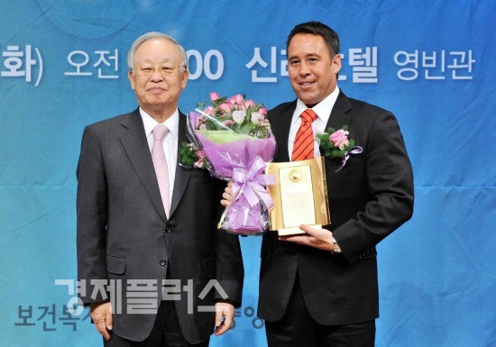 (좌)손경식 대한상공회의소 회장, (우)앤디댐로우(Andy Damrow) 부사장