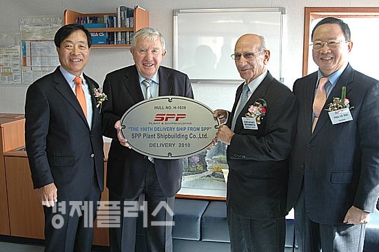 SPP조선이 건조한 델리시스호 선실에서 SPP조선 곽한정 대표, 아델피아의 선주 안겔로스 루다로스, 아델피아의 선주 콘스탄티노스 마브로마티스, SPP조선 김인동 사장(왼쪽부터) 등이 선박 제조사가 선주사에게 주는 '빌더스 마크' 전달식을 갖고 있다. 