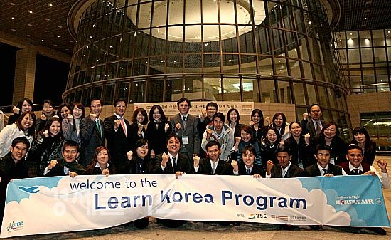  대한항공은 해외 외국인 공항직원 27명을 한국문화 홍보대사로 임명하는 행사를 개최했다. 이진걸 대한항공 여객운송총괄 겸 인천공항지역본부장(맨 뒷줄 왼쪽에서 여섯번째)과 국립중앙박물관 송수근 교육문화교류단 단장을 비롯해 한국문화 홍보대사로 임명된 대한항공 해외 공항직원들이 파이팅을 외치고 있다. 