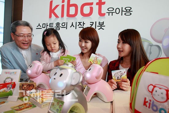  서유열 KT 홈고객부문 서유열 사장(왼쪽)과 어린이가 유아용 로봇인 '키봇'을 체험하고 있다.