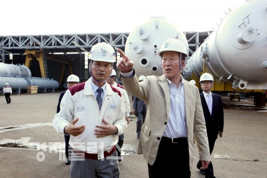 허창수 GS 회장(오른쪽)이 1일 울산 디케이티 현장을 방문해 관계자와 함께 시설을 둘러보고 있다.