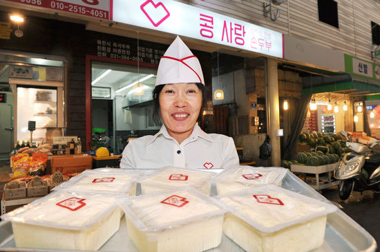 현대차미소금융재단의 도움을 받아 경기 군포시 산본시장에 북한식 전통 손두부집을 연 탈북자 박소연 씨(49)가 직접 만든 두부를 들어보이고 있다.