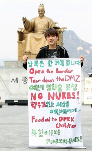 청소년 환경평화운동가 조너선 리(15)가 27일 오후 광화문광장에서 남북평화를 호소하는 1인 캠페인을 하고 있다.