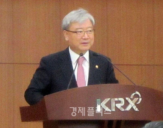 "코넥스 꼭 됩니다" 김석동 금융위원장이 3일 여의도 한국거래소에서 열린 KONEX(코넥스) 신설을 위한 워크숍에 참석에 인사말을 하고 있다.