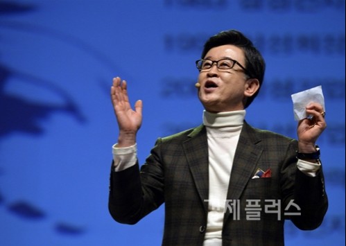 성인희 삼성정밀화학 사장이 지난 8일 부산 KBS홀에서 열린 '열정樂서'에서 강연을 펼치고 있다.