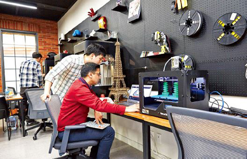 삼성전자 직원들이 수원 센트럴파크 내 C-Lab 팩토리에서 아이디어 컨셉을 검증하고 있다. 삼성전자 제공