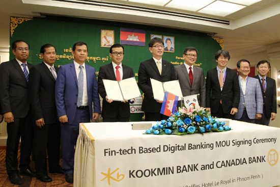 KB금융지주는 캄보디아 카나디아은행과 캄보디아에서 글로벌 디지털뱅크의 현지화를 위한 업무협약을 맺었다. / 사진=KB금융 제공