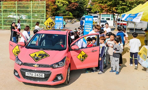 ﻿28일 한국GM이 인천 부흥초등학교에서 열린 교통안전 캠페인에서 어린이들이 안전교육을 받고 있다.                                                                                                                              / 한국지엠 제공
