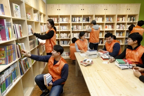 한화건설 봉사단원들이 꿈에그린 도서관 조성사업을 진행하는 모습. / 사진=한화건설 제공