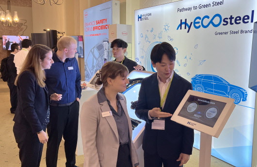  현대제철 연구원이 독일 ECB(Euro Car Body)에 참석한 글로벌 고객사들에게 탄소저감 자동차강판 제품을 설명하고 있다. / 현대제철 제공