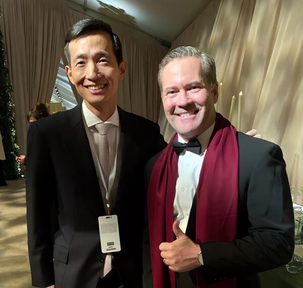 도널드 트럼프 2기 행정부의 마이크 왈츠 국가안보보좌관과 함께 이야기를 나누고 있는 김동관 한화그룹 부회장 / 한화그룹 제공