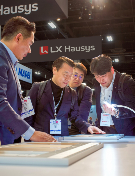 노진서 LX하우시스 사장(사진 왼쪽에서 두번째)이 ‘TISE 2025’ 전시회에서 LX하우시스 전시관을 살펴보고 있다. / LX하우시스 제공
