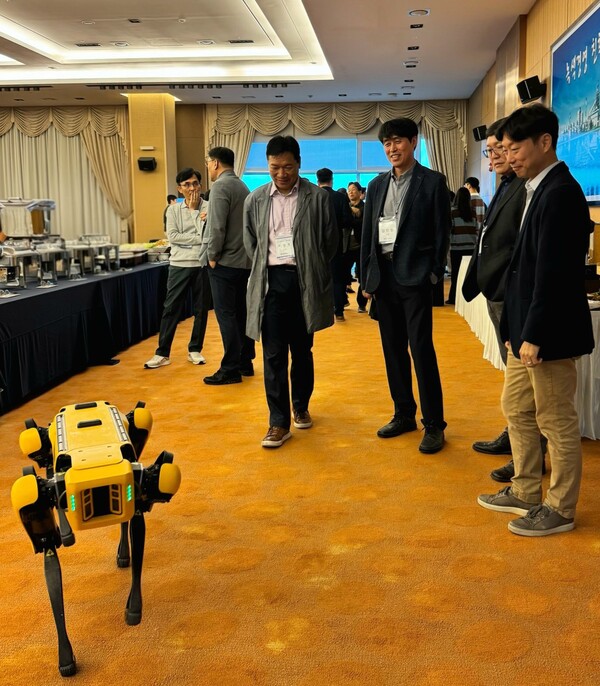 현대제철 임직원들이 보스턴다이나믹스의 4족 보행로봇 '스팟(SPOT)' 시연을 보고 있다           / 현대제철 제공