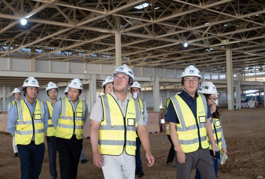 ﻿정의선 현대차그룹 회장이 사우디 현지 법인 ‘HMMME’의 생산 공장 건설 현장을 둘러보고 있다. / 현대차그룹 제공